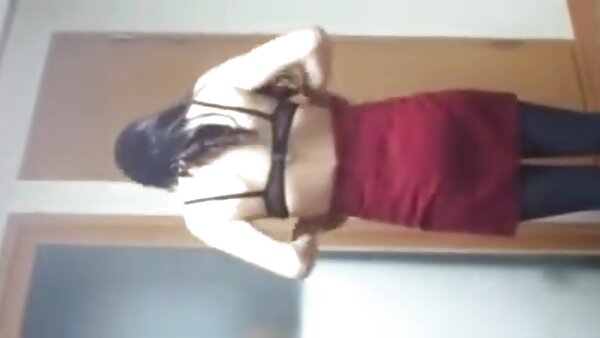 Pelacur putih video lucah korea berwap memberikan blowjob dalam pesta seks kumpulan