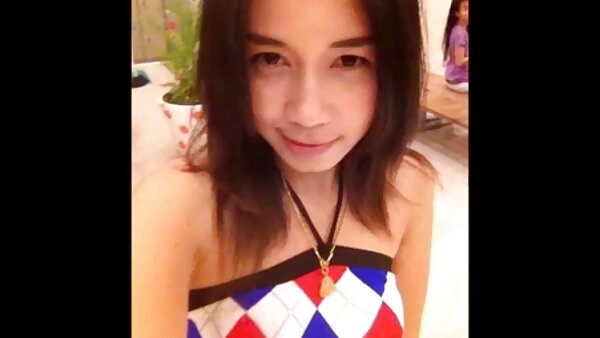 Perempuan murahan si rambut coklat memikat memberikan muka perempuan tunjuk burit satu sama lain duduk dalam filem seks lesbian berwap