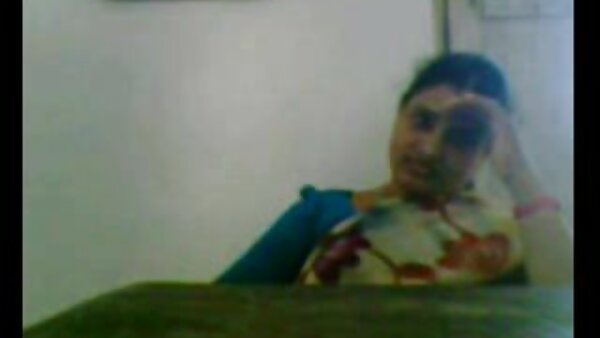 Anak ayam nakal Valentina Bianco sedang melakukan hubungan seks video lucah dalam kereta dengan pasangan lelaki