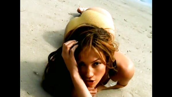 Satu ayam jantan yang besar merobek-robek pukulan ketat Britney dan Cathy video klip lucah Cambel