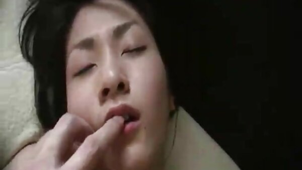 Pertunjukan tetek seks lesbian yang menggoda oleh dua malaikat putih salji yang hampir tidak sah