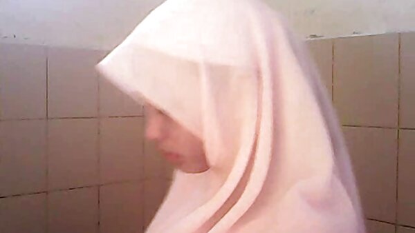 Dua teman wanita video lucah lesbian menjilat bola dan menghisap satu batang berair