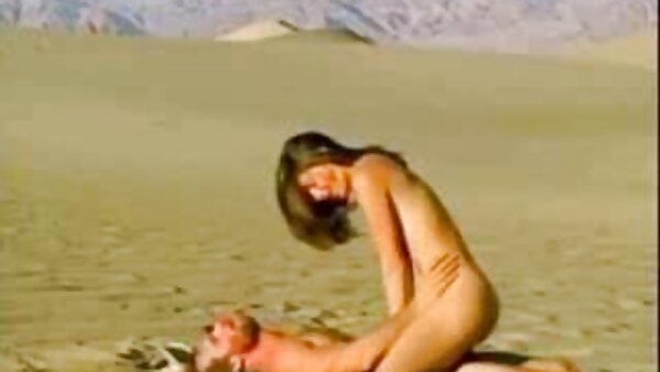 Bawdy jalang wanita lucah pantat fucked gaya doggy sambil menjilat faraj lazat. FFM
