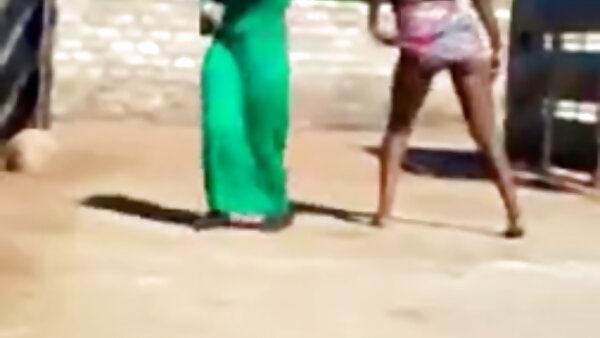 Ibu berambut hitam terik menunggang batang keras dalam kedudukan aksi seks video gadis koboi