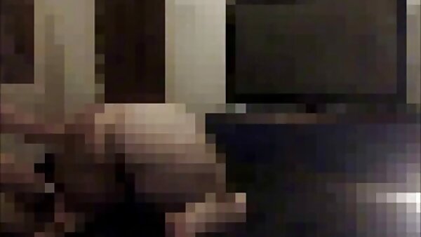 Lesbian sebenar Yasmeena yang sesat berhasrat untuk makan di luar merendam faraj rakannya video lucah remaja yang terangsang