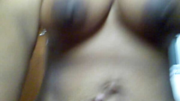 Pelacur cougar belu lucah si rambut coklat Alia Janine meniup batang muda stud