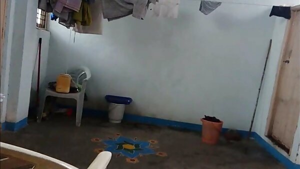 Si rambut coklat video seks pelajar sekolah panas Venice telah disetubuhi dalam kedudukan doggy di atas teres