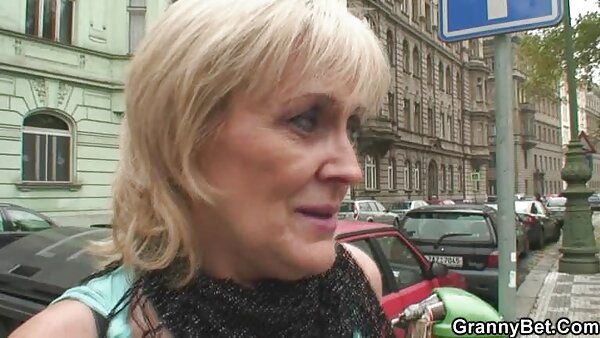 Besar berambut perang MILF Britney Foster dalam pertunjukan awek servis lesbian dengan remaja panas