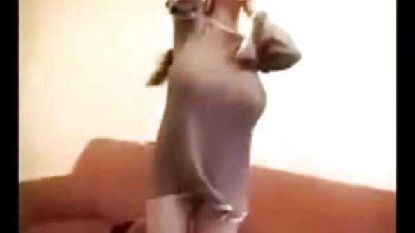 Dua mil rakus seks menggelitik ragut mereka dengan video cikgu lucah penggetar