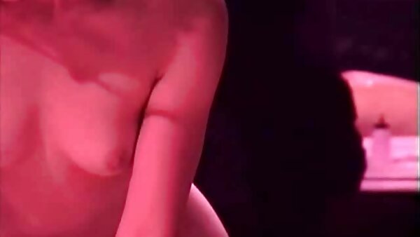 Lelaki yang sombong berlatih lesbian yang mendesis manakala seorang lagi henjut puki bergaya menjilat teteknya yang kecil