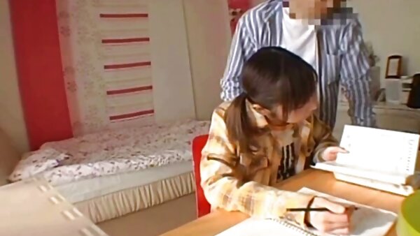 Cangkul jepun Misato Kuninaka yang sial mendapat video blue budak sekolah faraj yang basah kuyup digelitik dengan alat penggetar