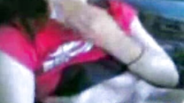 Dua batang dua kali ganda menembusi satu perempuan murahan dalam video video lucah mama seks oleh Peribadi
