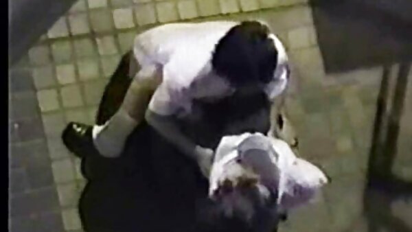 Anak ayam keriting dalam video lucah artis korea stoking badan tanpa kangkang memberikan blowjob kepada sialan kepala botak