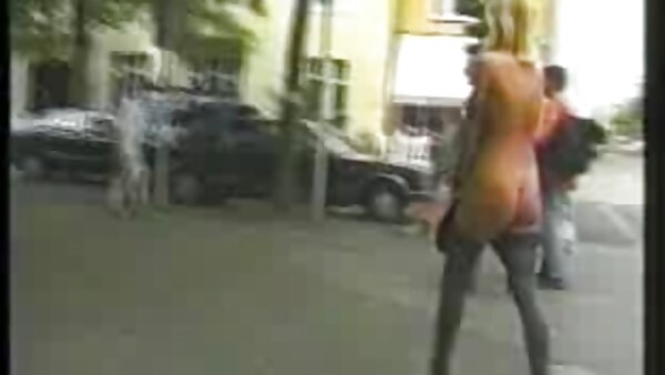 Slutty Russian hussy memberikan kepala di tengah-tengah lantai tarian porno kanak kanak
