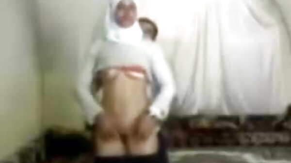 Jalang berambut perang feisty Brenda James sedang lucah seksi memberikan blowjob yang hebat dalam kedudukan 69 yang panas